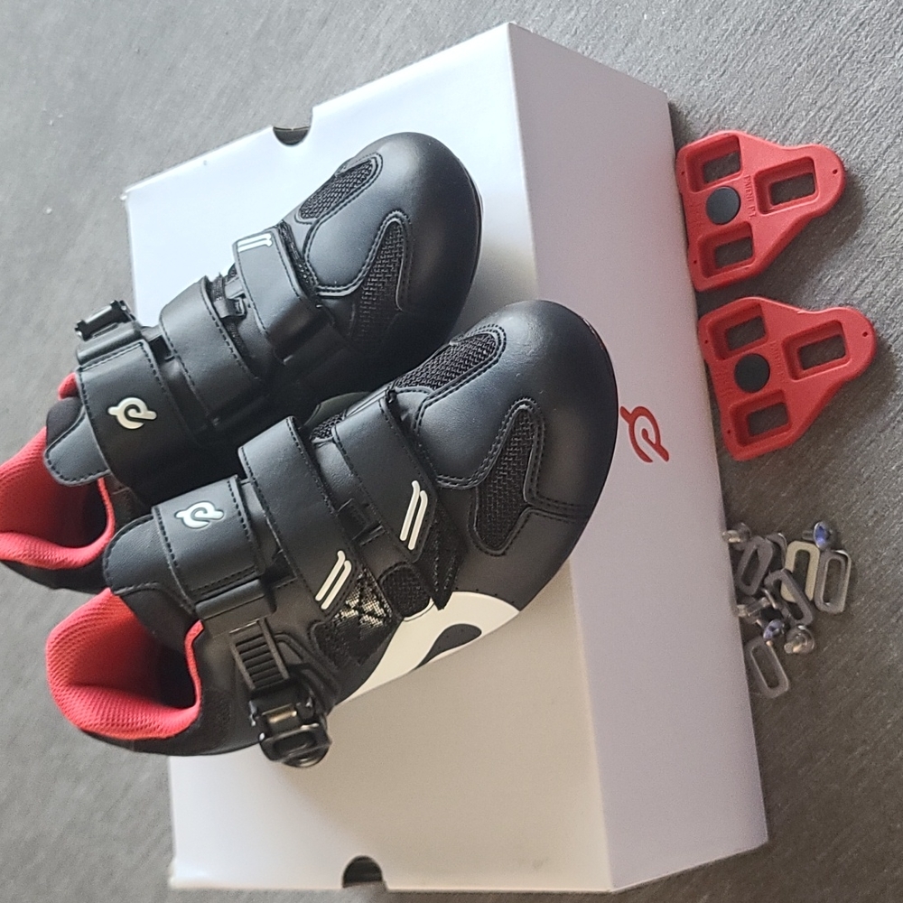 Peloton cycling shoes with cleats